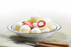 Knedli�ky plnen� tvarohom a jahod.2kg (3x2kg)(Mrazen�)
